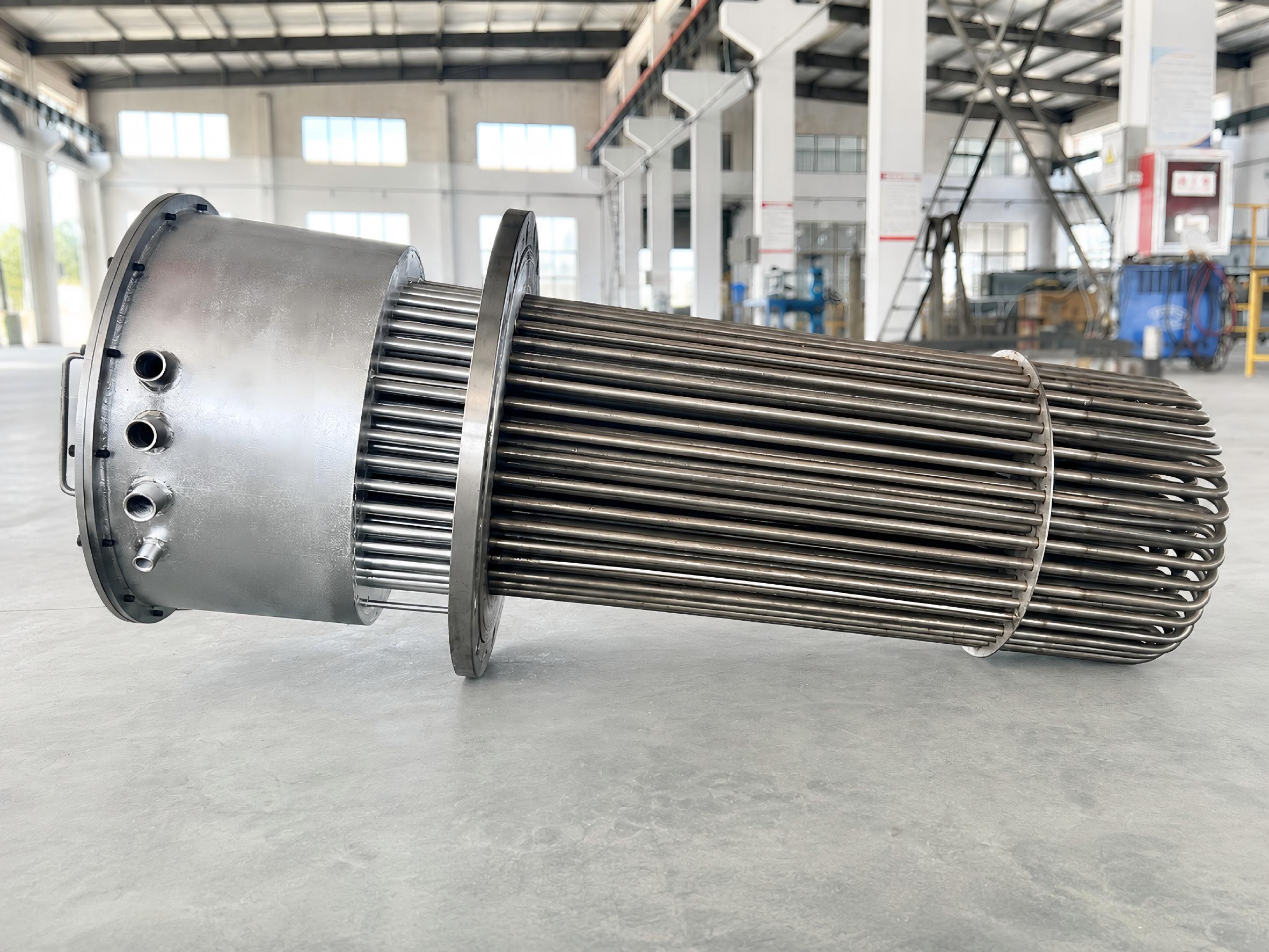 Internal structure and flanged heating element assembly of electric inline process liquid heater